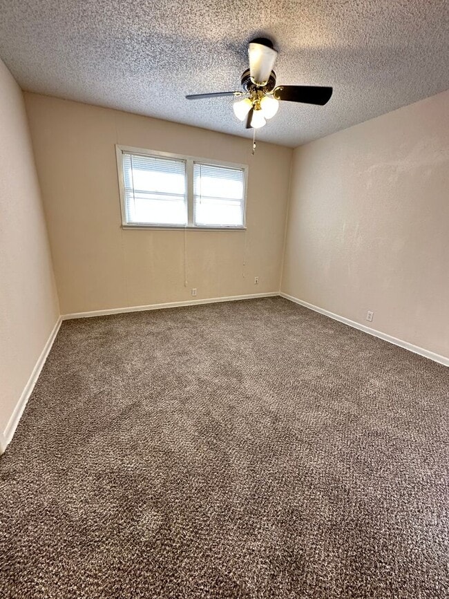 Photo - 3/2 with huge backyard and bonus living room