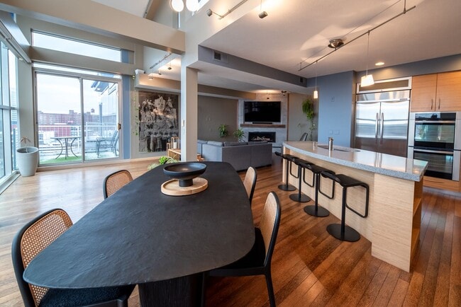 Photo - Luxurious multi-level penthouse condo - Flats Westbank