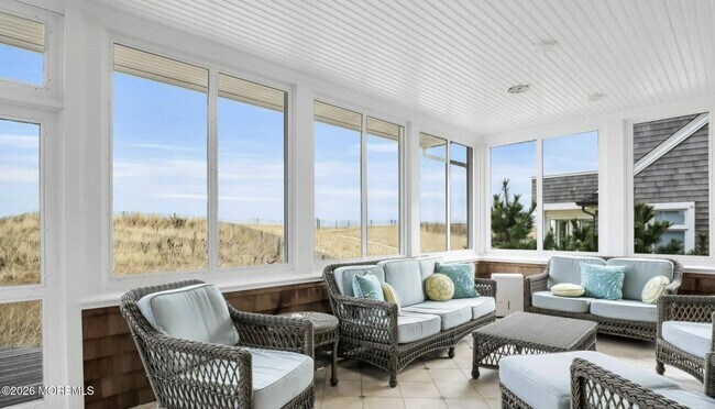 Photo - 985 East Ave