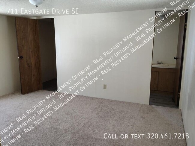 Photo - 711 Eastgate Dr SE