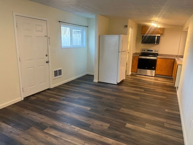 Photo - Studio apartment with a large garage in Eugene!
