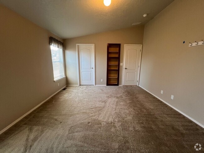 Building Photo - Beautiful Newer Home