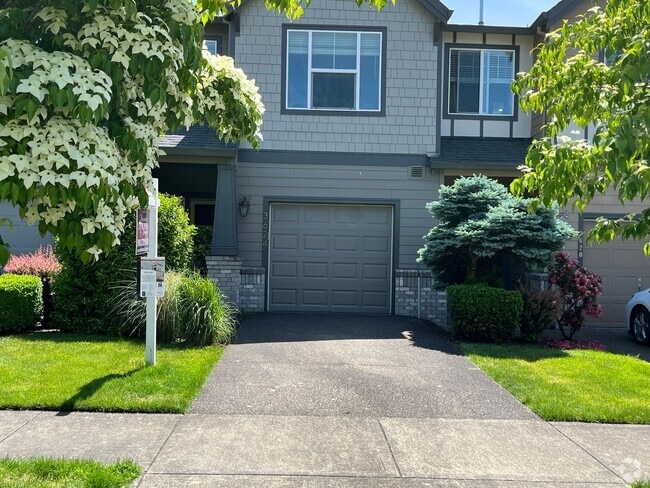 Building Photo - Updated Townhouse in the Oaks at Springbro...