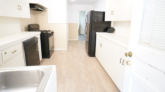 Building Photo - 2431 Shakespeare St Unit 1