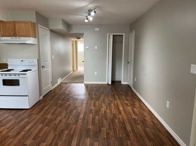 Photo - 3 Bed 1 Bath Unit in Olds, AB Unit 4808B