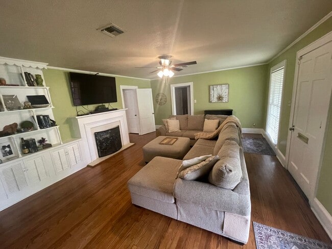 Photo - Spacious South Highlands 2 Bedroom Home with flex rooms!