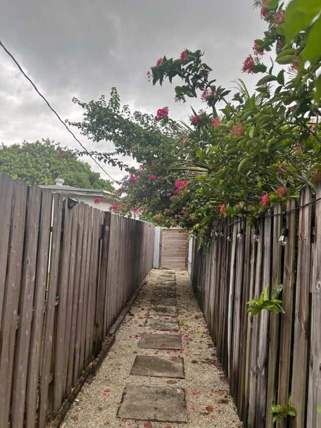 1324 SW 31st St Unit 2