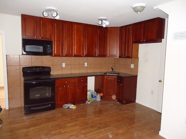 Building Photo - 8029 Erdrick St Unit 1
