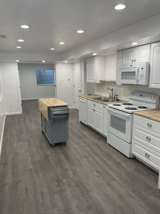 Building Photo - 949 N 400 E Unit B Rental