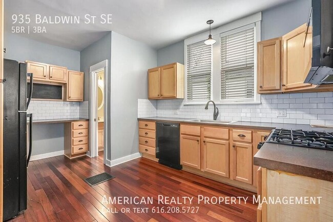 Photo - 935 Baldwin St SE