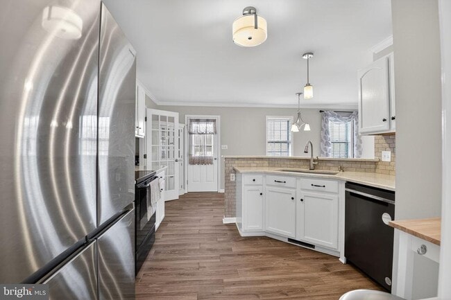 Building Photo - 10 Nelson Rd