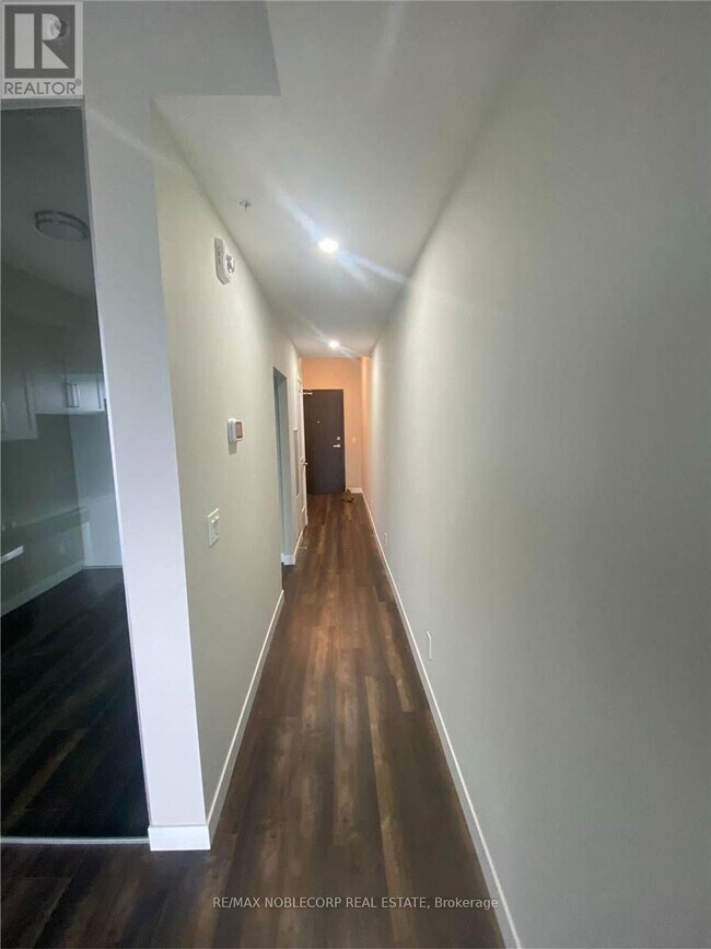 Photo - 15 Queen St S