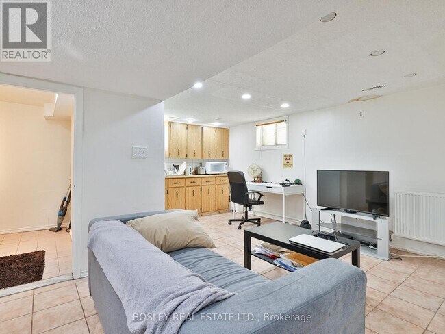 Photo - 283 Davisville Ave
