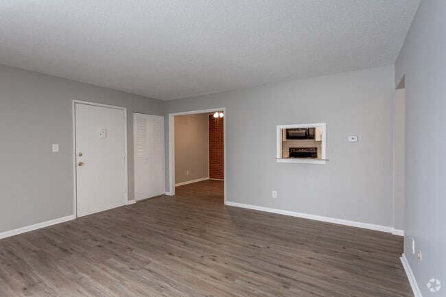 2BR, 1BA - 850 SF