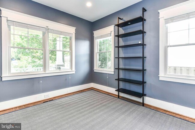 Photo - 1921 N George Mason Dr