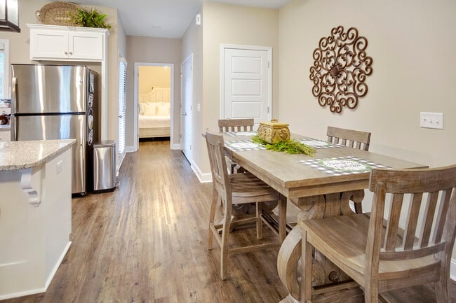 Photo - 211 Silverthorn Dr