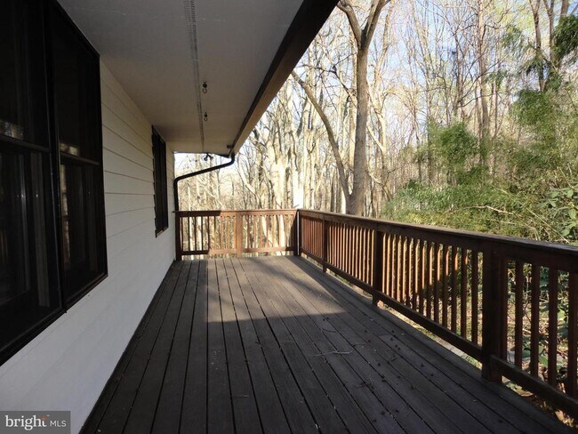 814 Rustic Ln