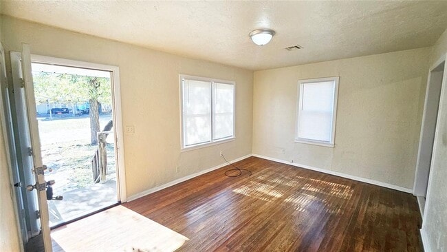 Photo - 913 NW 99th St