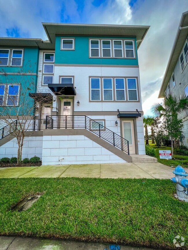 Building Photo - Luxury 4-Bedroom Townhome in Laureate Park...