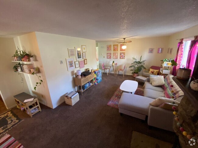 Building Photo - One Bedroom Condo on Avenida Del Sol Unit 111