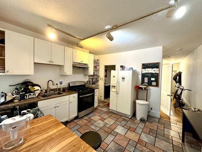 Building Photo - 8 Sewall St Unit 1