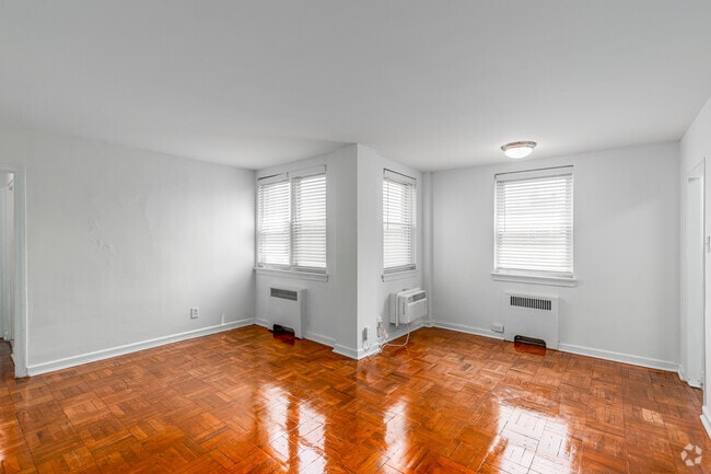 1BR, 1BA - 742SF - Living Room