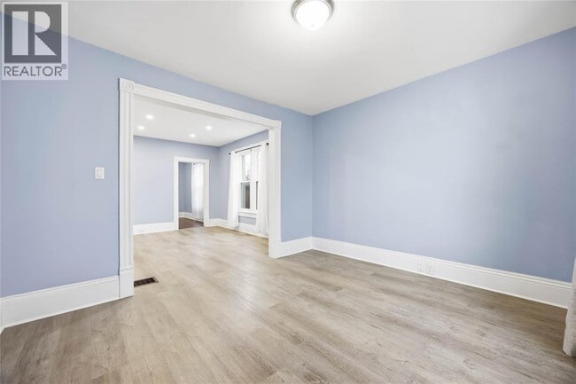 Photo - 243 Brock St S