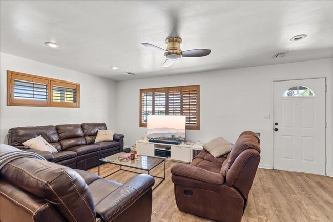 Photo - 535 W 19th St