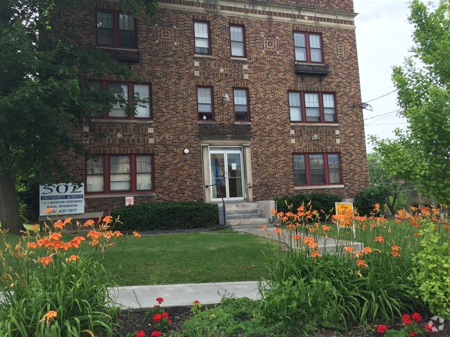 Building Photo - 502 University Apartments