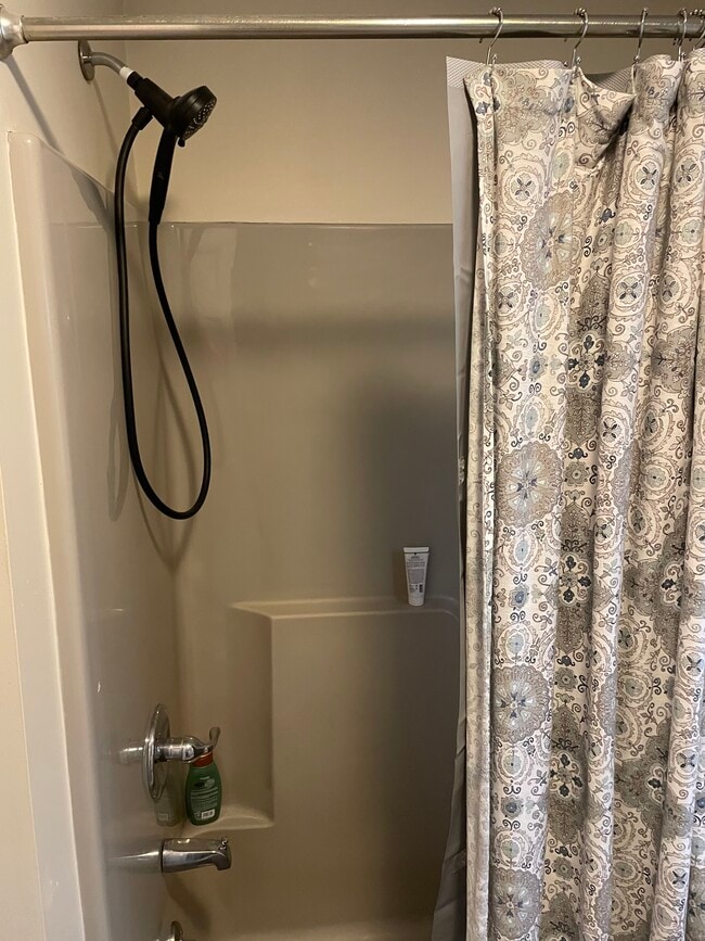 Bañera/ducha de tamaño completo - 16 Laurier St Unidad 1 Bedroom - 1st Floor