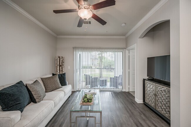1BD, 1BA - 650SF - Living Room