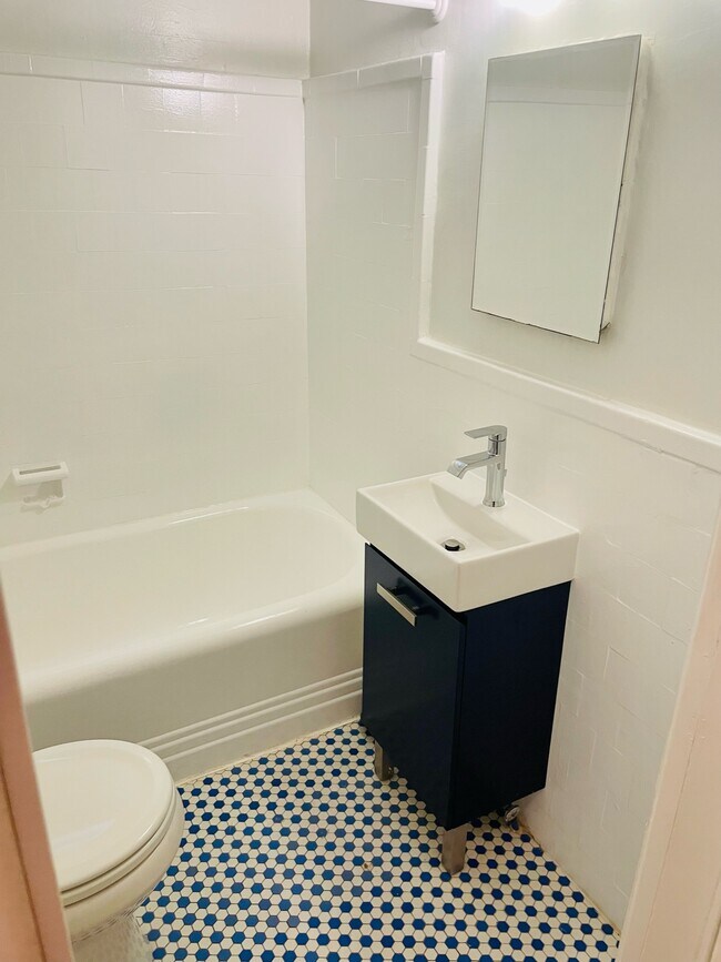 Bathroom B - 1518 Isherwood St NE Unit Isherwood Apt