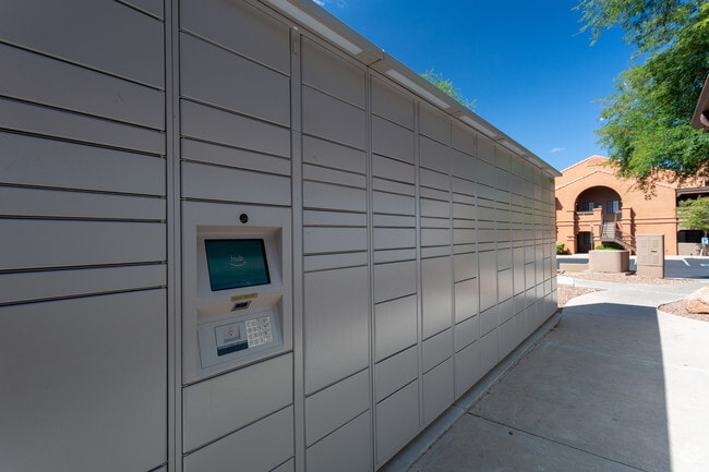 24/7 Amazon parcel lockers