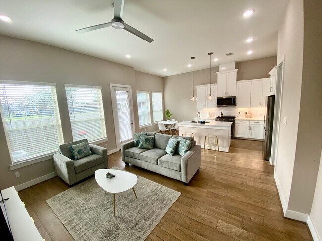 Photo - 303 Queen Sude Ln