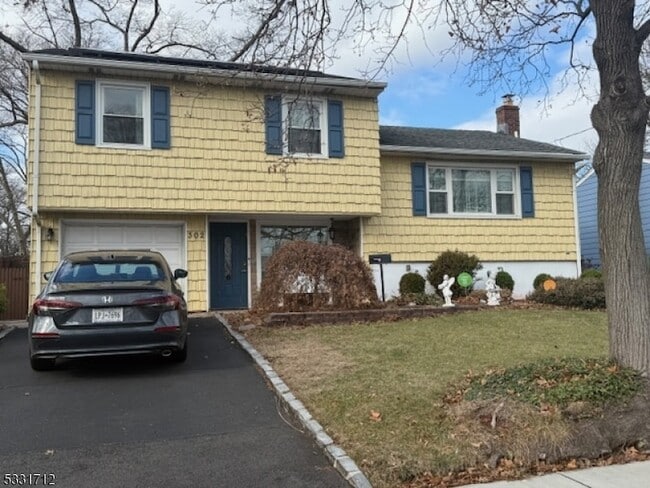 Photo - 302 Foxwood Rd House