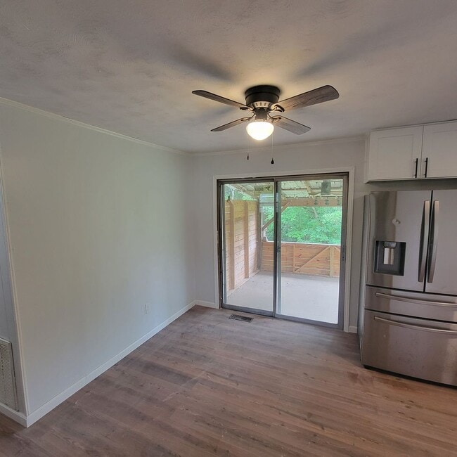 Photo - 3/1 Brick Ranch-Cookeville City-Carport