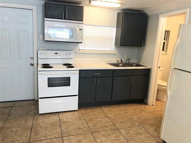 Photo - 724 Putnam Ave