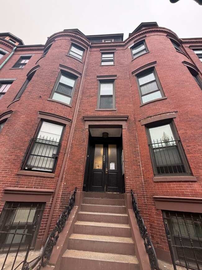 Building Photo - 667 Massachusetts Ave Unit B2