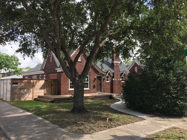 Photo - 301 Clifford St