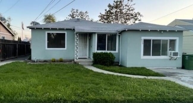 Photo - 555 W Whittier Ave
