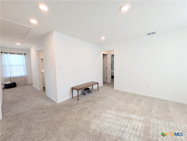 Photo - 118 Canopy Oak Rd