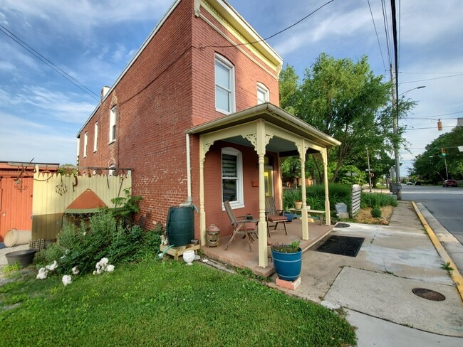 Building Photo - 256 S Carroll St