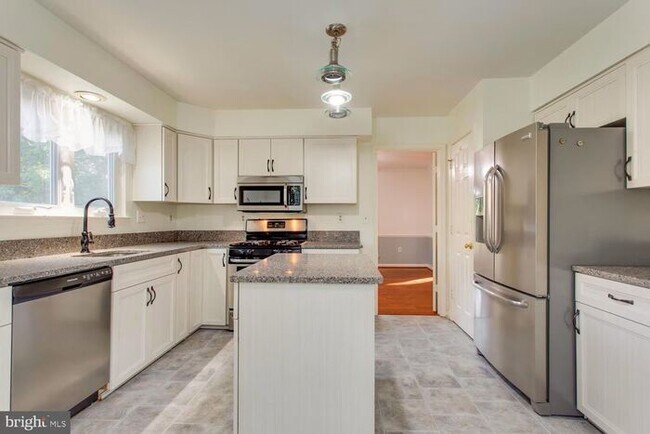 Photo - Gorgeous Lake View SFH w/5 Bedrooms/3 Bath...