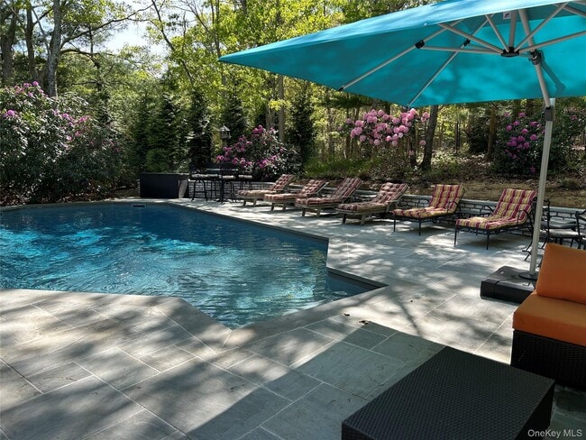 40 Bonac Woods Ln