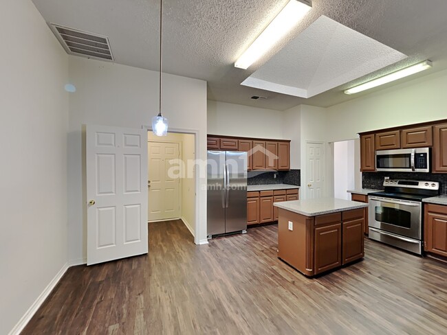 Photo - 6024 Silkcrest Trail