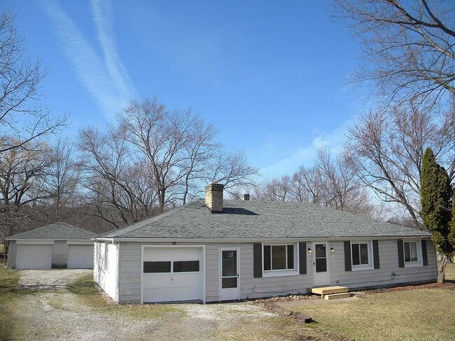 Building Photo - Charming Ranch with Fireplace, 2 Garages & Large Yard