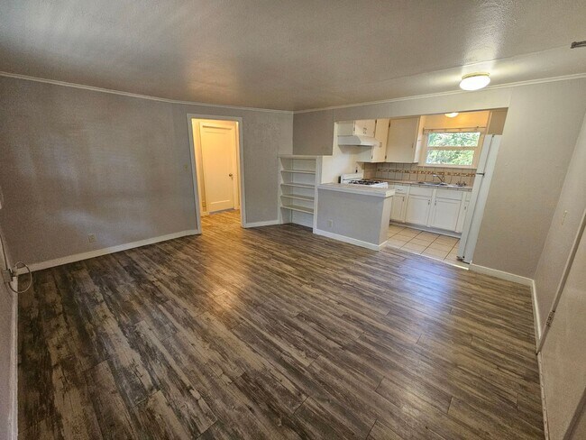 2 Bedroom 1 Bath Upstairs Apartment in Chico! - 2 Bedroom 1 Bath Upstairs Apartment in Chico! Unit AR193- C