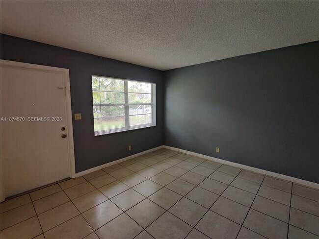 Building Photo - 5156 NE 6th Ave Unit 213