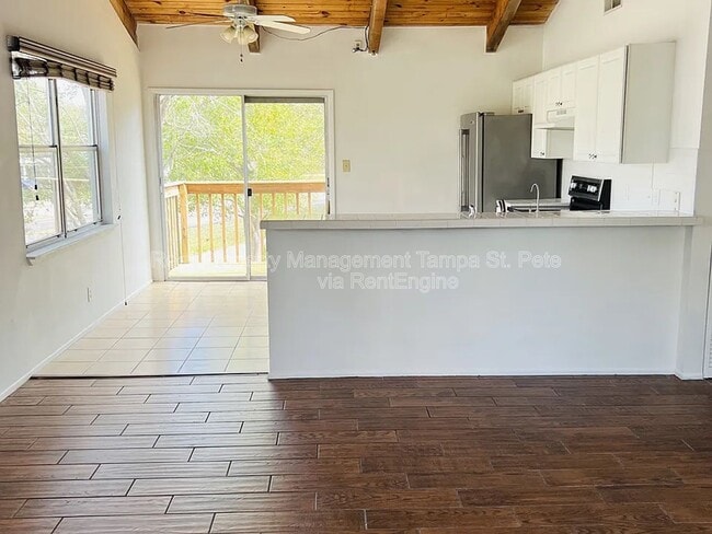 Photo - 805 St Petersburg Dr W