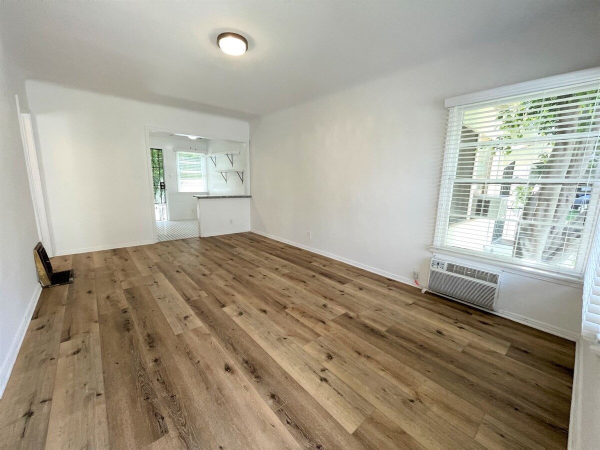 Photo - 14443-14445 1/4 Dickens St